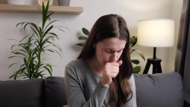 Sağlıksız Genç Bir Kadının Öksürüğüne Yakından Bakın Kanepeye Oturun Bronşit — Stok video