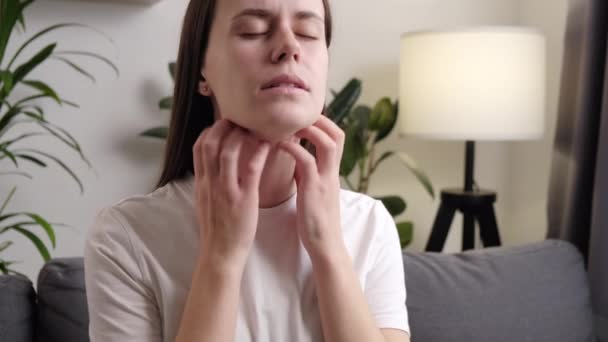 Aproape Femeie Tânără Tristă Care Stă Canapea Scaun Zgârierea Gâtului — Videoclip de stoc