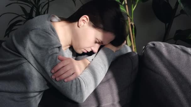 Traurige Verzweifelte Beschämte Mädchen Schwierigkeiten Probleme Haben Bedauern Fehler Abtreibung — Stockvideo