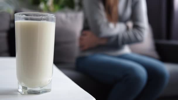 Επιλεκτική Εστίαση Του Γυάλινου Γάλακτος Είναι Στο Λευκό Τραπέζι Και — Αρχείο Βίντεο
