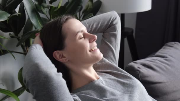 Zblízka Boční Pohled Klidné Usmívající Hezká Brunetka Žena Relaxující Pohodlné — Stock video