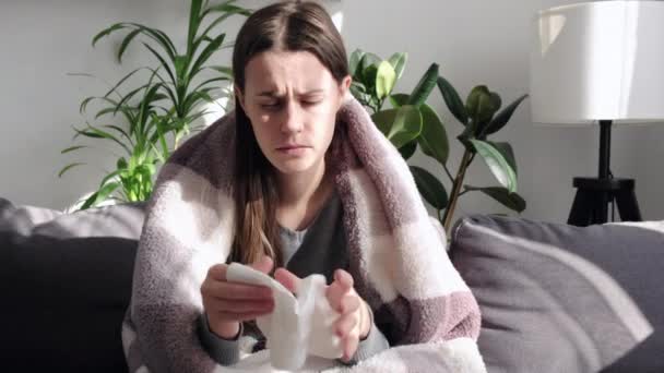 Geschwächtes Immunsystem Kranke Gefrorene Junge Frau Sitzt Auf Sofa Wohnzimmer — Stockvideo