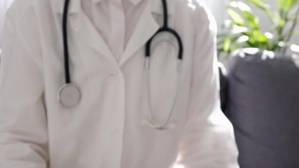 Ženský Doktor Uniformě Stetoskopu Držící Malou Žlutou Smutnou Tvář Demonstruje — Stock video