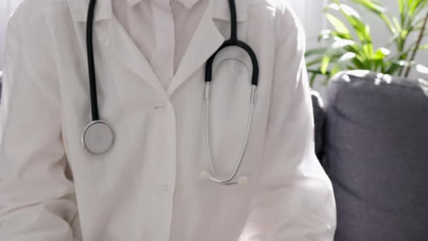 Gauči Sedí Doktorka Bílé Laboratorní Uniformě Stetoskopu Červeným Rozzuřeným Obličejovým — Stock video