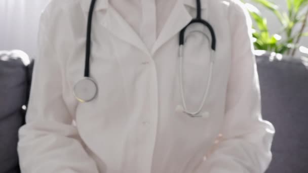 Närbild Läkare Kvinna Vit Uniform Och Stetoskop Hålla Rött Papper — Stockvideo