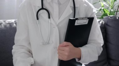 Beyaz önlüklü, elinde limon yeşili kurdele olan ve kanepede oturan kadın doktorların yakın plan fotoğrafları, akıl sağlığı ve organ bağışı, dünya akıl sağlığı günü, dünya böbrek günü.