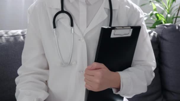 Profesionální Lékařka Uniformě Drží Světle Modrou Stuhu Povědomí Schránka Sedět — Stock video