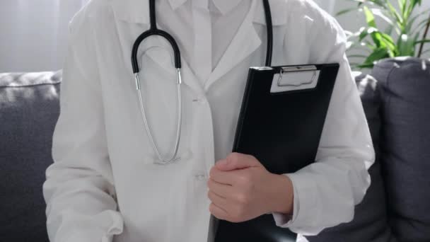 Nahaufnahme Einer Ärztin Weißem Mantel Mit Stethoskop Das Lindgrünes Band — Stockvideo