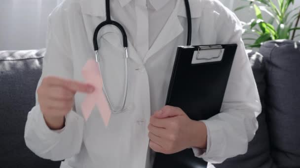 Ekim Kanser Farkındalığı Ayı Doktor Kadın Elinde Dosya Yaşayan Hasta — Stok video