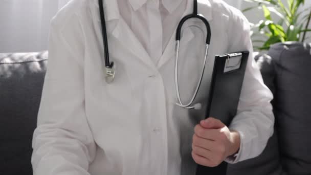 Detailní Záběr Ženského Lékaře Bílé Laboratorní Uniformě Stetoskopem Malým Červeným — Stock video