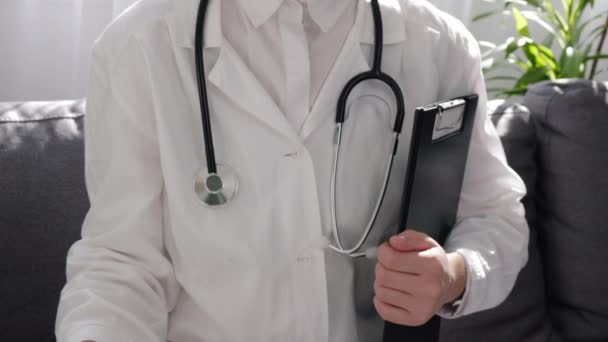 Kvinnlig Läkare Vit Uniform Med Stetoskop Hålla Papper Gul Ledsen — Stockvideo