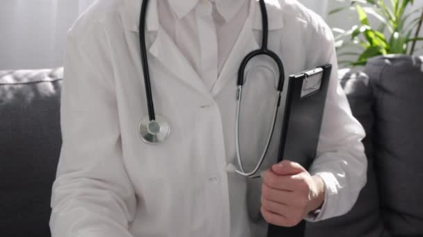 Profesionální Lékařka Uniformě Stetoskopem Držící Podložku Zelenou Veselou Emotikonu Průzkum — Stock video