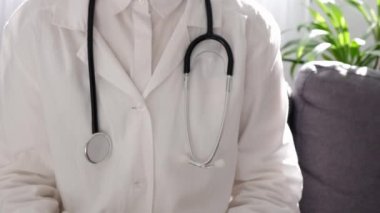 Kanepede oturan açık mavi kurdeleli profesyonel kadın doktoru yakından çek. Kasım ayında erkek sağlığı ve prostat kanseri bilinçlendirme kampanyası. Tıbbi sorunların sembolü