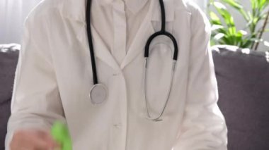 Beyaz üniformalı ve steteskoplu kadın doktorların kanepede oturması, zihinsel sağlık durumu, dünya akıl sağlığı günü, dünya böbrek günü, organ bağışı konsepti.