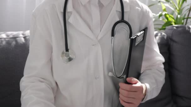 Zbliżenie Profesjonalny Lekarz Białym Płaszczu Stetoskopem Trzymać Żółty Szczęśliwy Uśmiech — Wideo stockowe