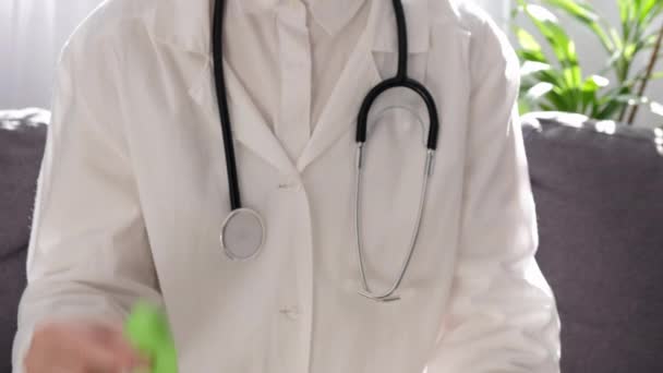 Zbliżenie Lekarza Białym Mundurze Stetoskopie Zieloną Wstążką Siedzącą Kanapie Świadomość — Wideo stockowe