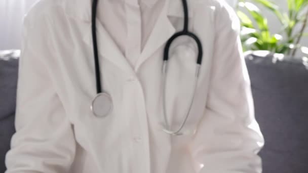 Close Mulher Médica Profissional Uniforme Estetoscópio Segurando Verde Feliz Rosto — Vídeo de Stock