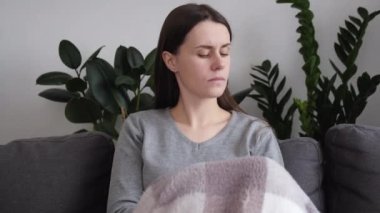 Ev kavramına hastayım. Alerjik bir genç kadın kış mevsiminde koltukta hapşırıyor. Sağlıksız kadın mevsimsel virüs hastalığından muzdarip. Grip olmuş ya da nezle olmuş. Alerji belirtileri gösteriyor.