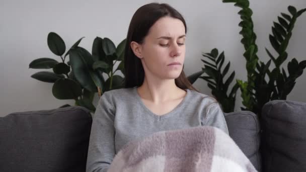 Kavramına Hastayım Alerjik Bir Genç Kadın Kış Mevsiminde Koltukta Hapşırıyor — Stok video