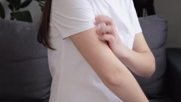敏感的皮肤过敏概念 因过敏症状及抓痒而出现红疹的年轻女性在手臂上瘙痒的近视 保健和皮肤病 — 图库视频影像