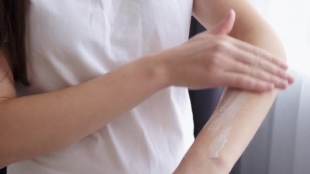 Primer Plano Mujer Joven Que Aplica Crema Hidratante Loción Con — Vídeos de Stock