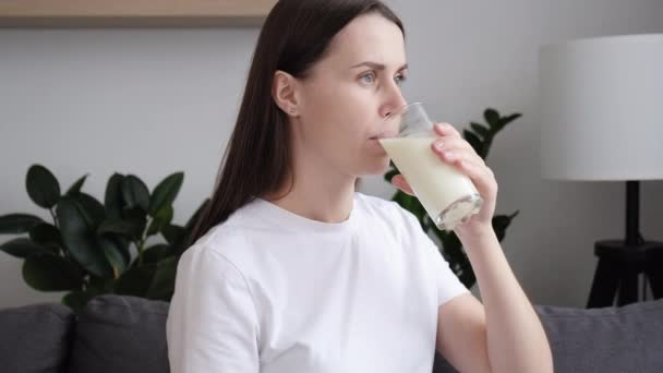 Friska Glad Ung Kvinna Dricka Mjölk Med Kalcium För Stark — Stockvideo