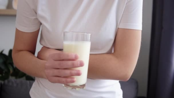 Sağlık Tıbbi Konsept Süt Bardağı Tutan Sağlıksız Genç Beyaz Kadının — Stok video