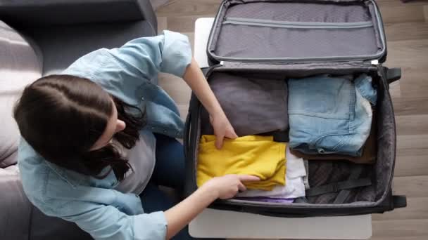 Kafkasyalı Genç Bir Kadının Evdeki Rahat Koltukta Oturup Bavulunu Toplaması — Stok video