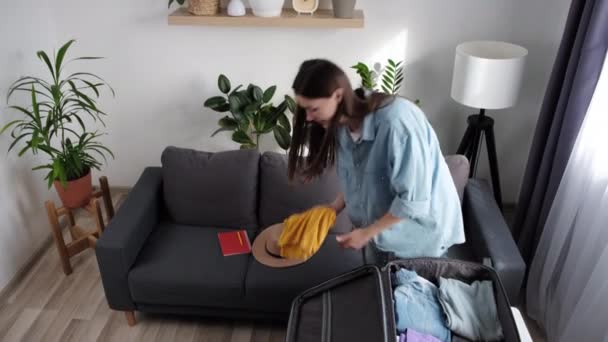 Evdeki Oteldeki Oturma Odasında Bavul Hazırlayan Mutlu Beyaz Kadın Yaz — Stok video