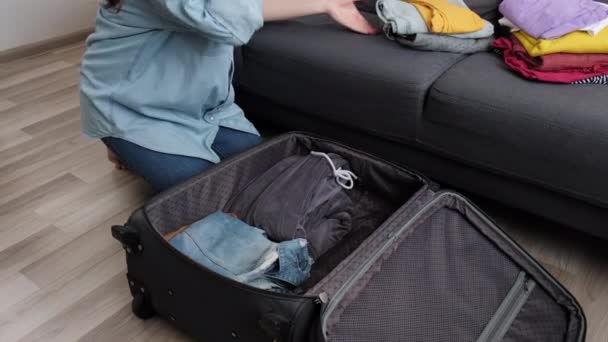 Gülümseyen Genç Bayan Seyahat Için Hazırlanıyor Büyük Bavulda Giysilerini Topluyor — Stok video