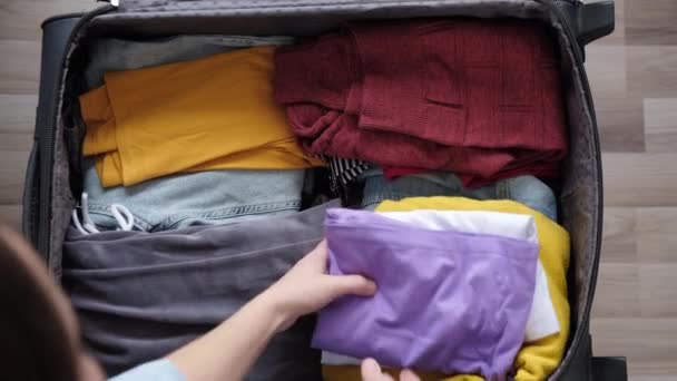 Nahaufnahme Von Reisenden Junge Mädchen Ordentlich Packen Und Organisieren Koffer — Stockvideo