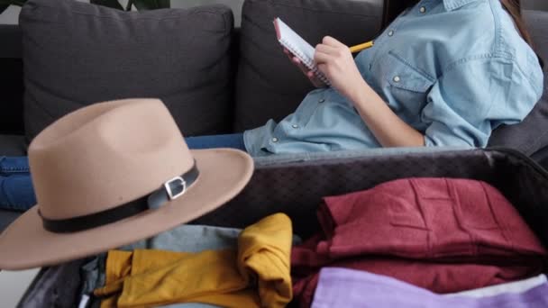 Detailní Záběr Cestovatele Mladá Běloška Sedí Pohodlné Pohovce Kontroluje Věci — Stock video