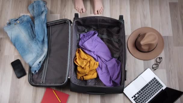 年轻女子打包行李准备外出度假或度假的头像 把东西和衣服从衣柜里扔进袋子里 旅行前的混乱和混乱旅行生活方式概念 — 图库视频影像