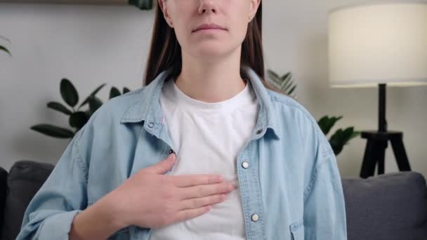 一针令人心烦意乱的不健康的年轻高加索女人坐在沙发上 胸部酸液倒流 疼痛难忍 胃食管反流病经常打嗝 保健医疗概念 — 图库视频影像