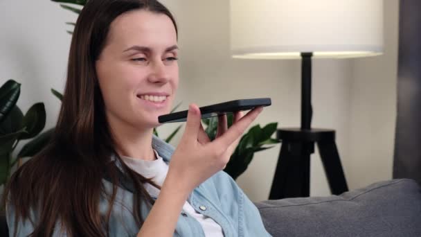 Κοντινό Πλάνο Ευτυχισμένη Νεαρή Κοπέλα Που Κάθεται Στον Καναπέ Χαλαρωτική — Αρχείο Βίντεο