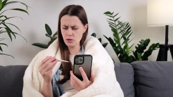 Chorą Nieszczęśliwą Młodą Kobietę Korzystającą Telefonu Rozmowy Wideo Konsultacji Lekarskiej — Wideo stockowe