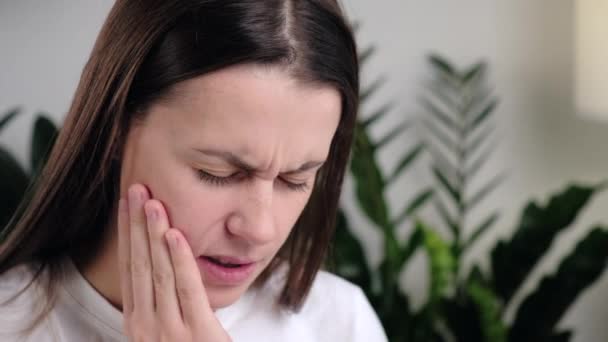 Крупным Планом Нездоровой Молодой Женщины Коснуться Щеки Сильной Зубной Болью — стоковое видео