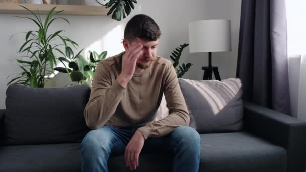 Nudný Vousatý Muž Sedí Pohovce Obývacím Pokoji Cítí Doma Osamělý — Stock video