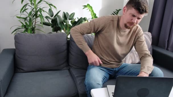 Hombre Joven Infeliz Sentado Sofá Escritorio Casa Trabajando Ordenador Portátil — Vídeos de Stock