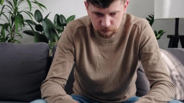 Επικεντρωμένος Νεαρός 30Άρης Κάθεται Άνετο Καναπέ Φορητό Υπολογιστή Που Εργάζονται — Αρχείο Βίντεο