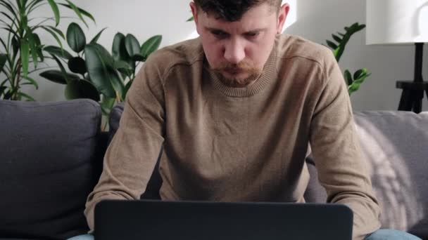 Detailní Záběr Unaveného Mladého Muže Pracujícího Notebooku Masážní Oči Trpí — Stock video