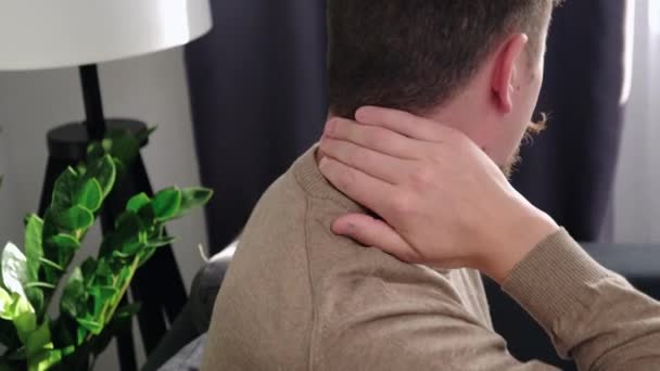 Genç Mutsuz Adamın Kanepede Ele Oturması Boyun Ağrısı Yanlış Duruş — Stok video