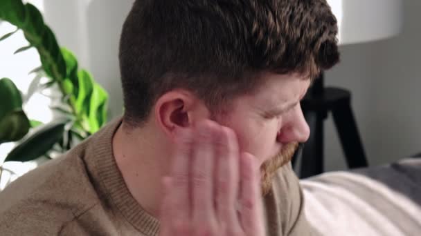 Zblízka Pohled Nezdravého Mladého Muže Let Jak Dotýká Ucha Trpí — Stock video