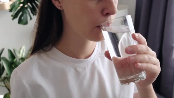 Крупный План Улыбающейся Молодой Женщины Стоящей Окна Гостиной Дома Питьевой — стоковое видео