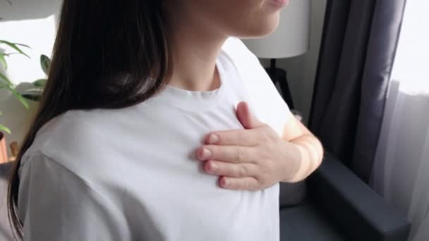 近距离侧视生病的年轻女子把手放在胸前 感到不舒服 胸部疼痛 胃食管反流病有频繁的打嗝 医疗和人的概念 — 图库视频影像