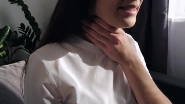 Közeli Kép Egészségtelen Szomorú Fiatal Kaukázusi Nőről Torokfájással Aki Mandulagyulladást — Stock videók