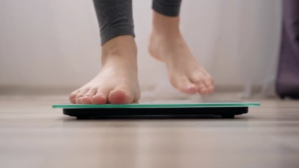Selektive Fokussierung Weiblicher Füße Auf Waagen Heimischen Wohnzimmer Weibliche Diätkontrolle — Stockvideo