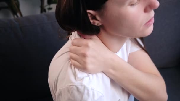 Dolor Espalda Espasmo Cintura Primer Plano Sufrimiento Triste Joven Mujer — Vídeo de stock