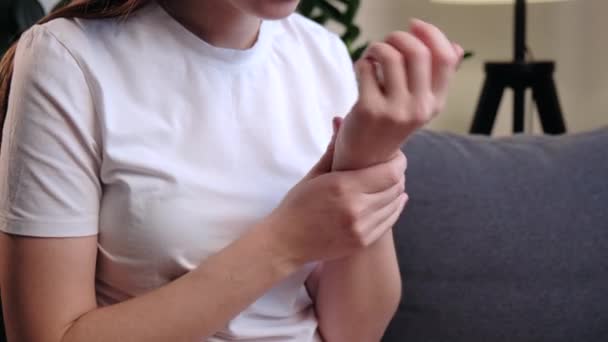 Handgelenkschmerzen Ungesunde Aufgebrachte Junge Kaukasierin Mit Handgelenkschmerzen Versucht Das Leiden — Stockvideo