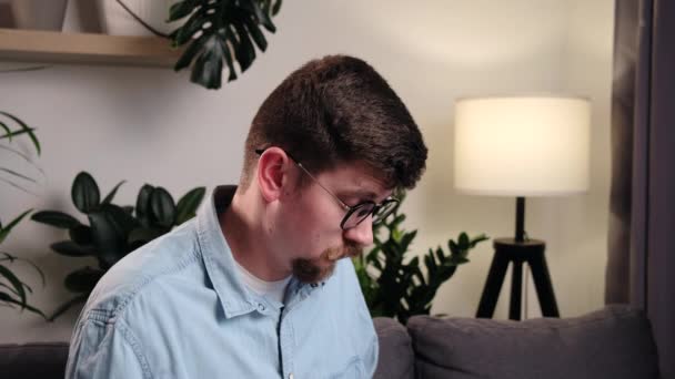 Dor Cabeça Enxaqueca Conceito Dor Cabeça Homem Barbudo Sobrecarregado Óculos — Vídeo de Stock